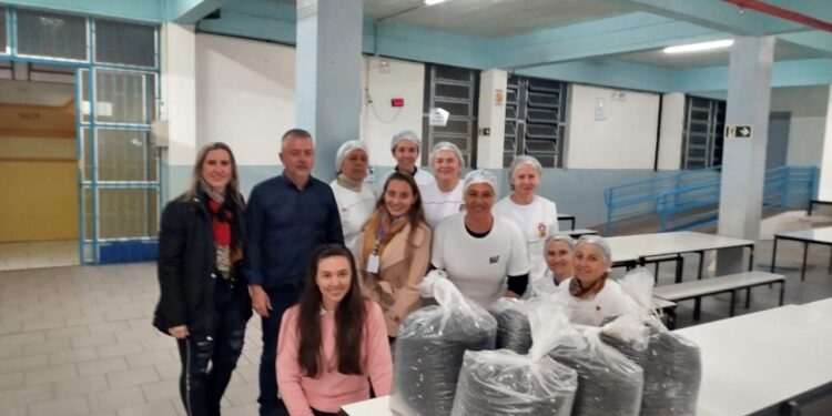 Escola Municipal Barão do Rio Branco recebe 100 quilos de feijão orgânico por meio de programa de incentivo à agricultura familiar