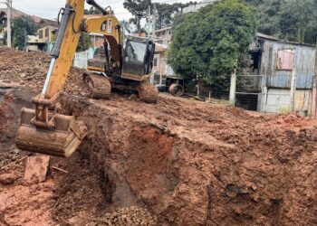 Prefeitura realiza obra de saneamento na Rua Emílio Noal para solucionar problema na drenagem