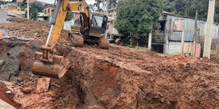 Prefeitura realiza obra de saneamento na Rua Emílio Noal para solucionar problema na drenagem