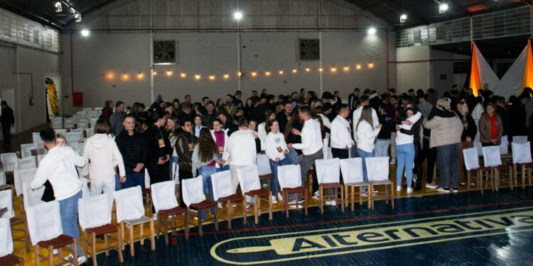 Desperta Jovem reúne mais de 200 participantes em Erechim com reflexão, teatro e show de Lucas Montaglia