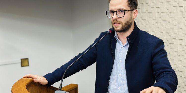 Pedidos do vereador Gustavo buscam soluções para trânsito, infraestrutura e saúde no município
