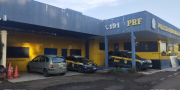 PRF apreende carga de vinhos importados ilegalmente avaliada em 20 mil reais em Barão do Cotegipe