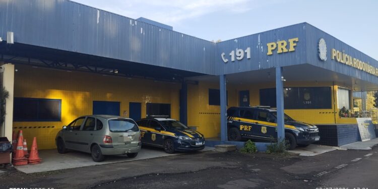 PRF apreende carga de vinhos importados ilegalmente avaliada em 20 mil reais em Barão do Cotegipe