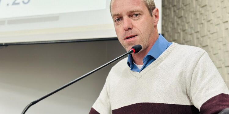 Lindomar Kossmann solicita conclusão de asfaltamento e melhorias na drenagem em dois bairros de Erechim