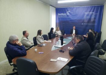 Sindilojas Alto Uruguai recebe equipe da Fecomércio-RS para apresentação de soluções voltadas ao fortalecimento empresarial