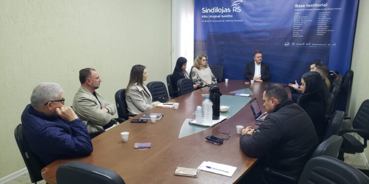 Sindilojas Alto Uruguai recebe equipe da Fecomércio-RS para apresentação de soluções voltadas ao fortalecimento empresarial