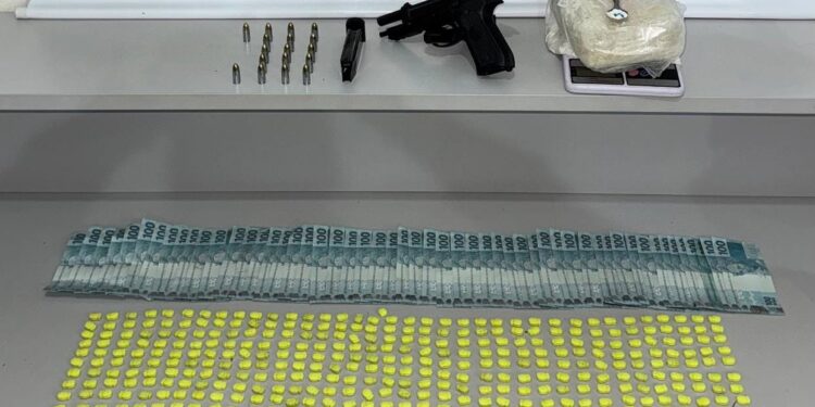 Foragido desde 2024 é preso com arma, drogas e R$ 6,7 mil em notas falsas em Erechim