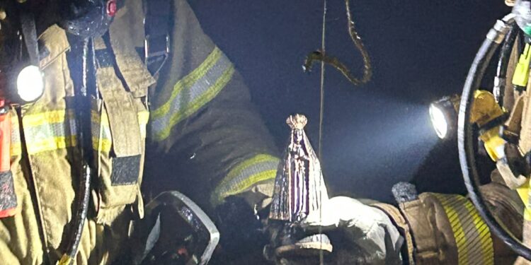 Estátua de Nossa Senhora permanece intacta após incêndio atingir residência em Erechim