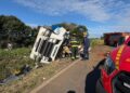 Carreta tomba na ERS-135 e motorista fica preso às ferragens em Erechim