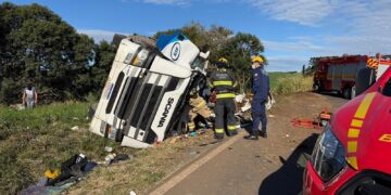 Carreta tomba na ERS-135 e motorista fica preso às ferragens em Erechim