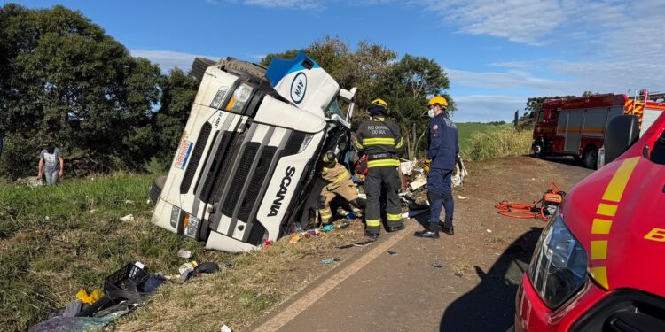 Carreta tomba na ERS-135 e motorista fica preso às ferragens em Erechim