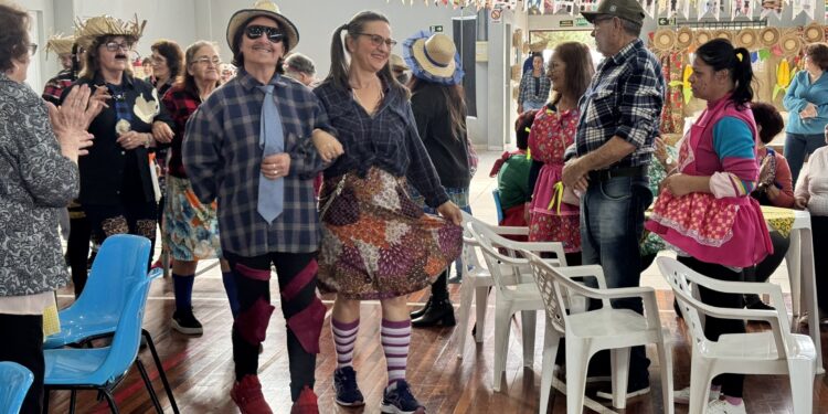 Arraiá reúne participantes do Programa 60+ e fortalece vínculos entre idosos em Erechim