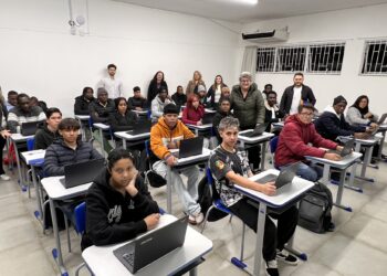 Parceria oferece aos estudantes do CEJA oportunidade de aprender informática e ampliar conhecimentos 