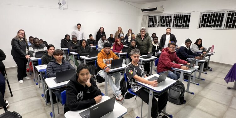 Parceria oferece aos estudantes do CEJA oportunidade de aprender informática e ampliar conhecimentos 
