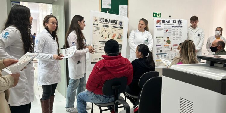 Medicina da URI informa comunidade sobre como prevenir as hepatites e a leishmaniose