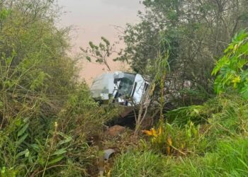 Van sai da pista e cai em ribanceira na ERS-491 em Marcelino Ramos; duas pessoas ficam feridas