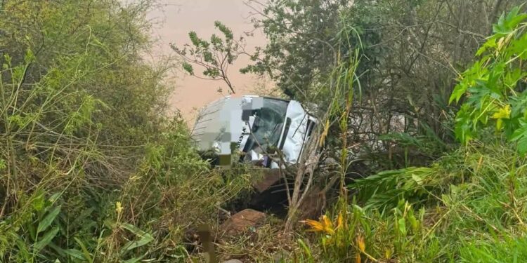 Van sai da pista e cai em ribanceira na ERS-491 em Marcelino Ramos; duas pessoas ficam feridas