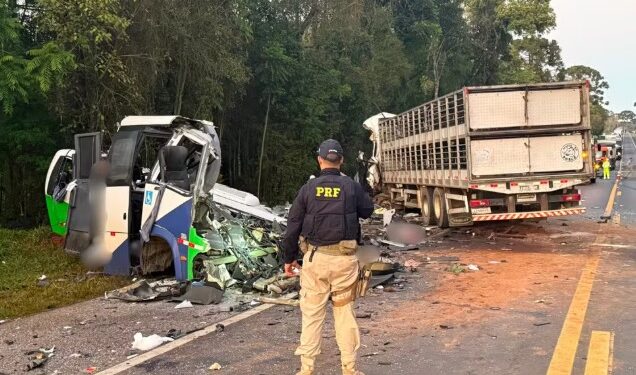 Caminhão de Erechim se envolve em acidente com 22 mortos e cinco feridos no Paraná