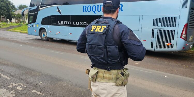 PRF realiza ação do Agosto Lilás de combate à violência contra a mulher em Erechim