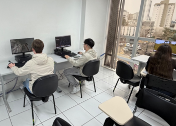 Jovens Aprendizes do Senac Erechim aprendem sobre Inteligência Artificial com Minecraft Education