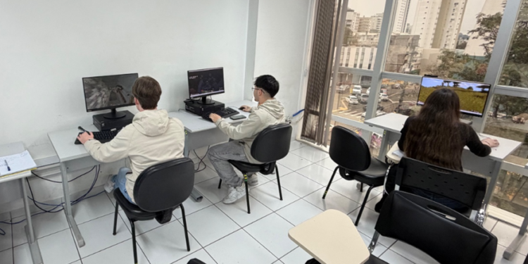 Jovens Aprendizes do Senac Erechim aprendem sobre Inteligência Artificial com Minecraft Education