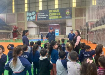 Crianças aprendem regras de trânsito na Escolinha de Erechim