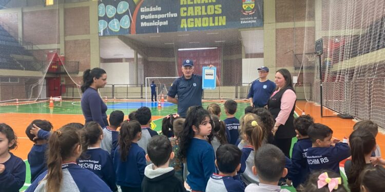 Crianças aprendem regras de trânsito na Escolinha de Erechim