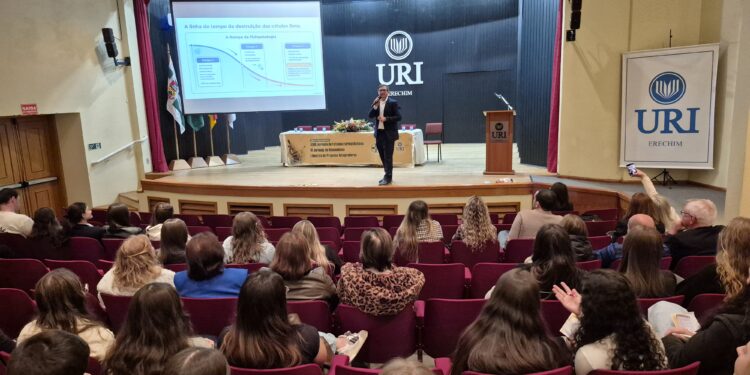 Jornadas de Farmácia e Biomedicina da URI discutem autocuidado no tratamento do diabetes