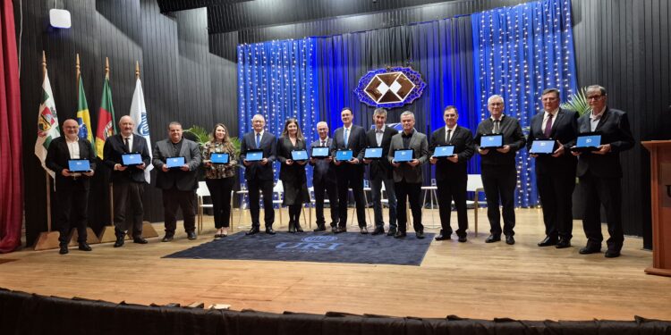 Homenagens marcam a abertura das comemorações dos 50 anos do Curso de Administração da URI