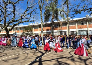 Encerramento da SECART da Escola da URI tem apresentação tradicionalista 