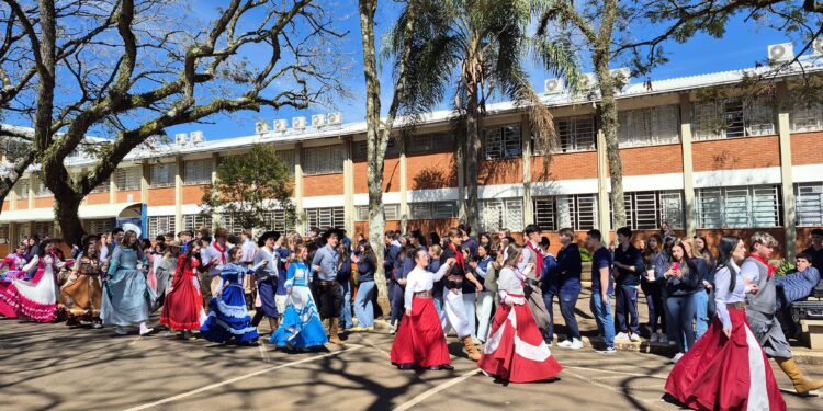 Encerramento da SECART da Escola da URI tem apresentação tradicionalista 