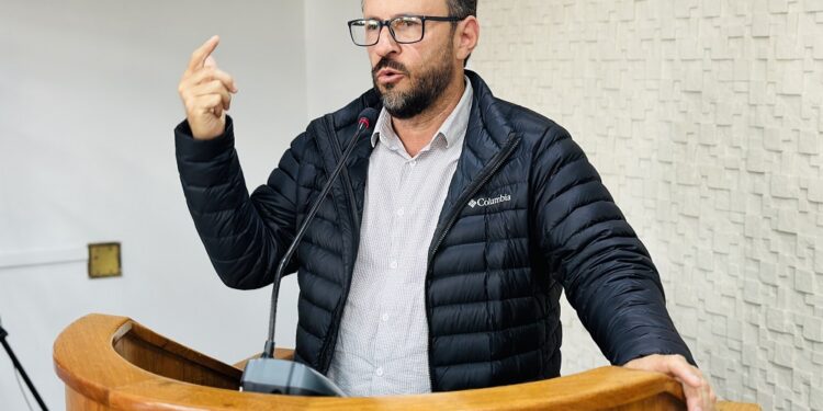 Araújo cobra informações sobre contrato de R$ 2,25 milhões para microrrevestimento nas avenidas Maurício Cardoso e Sete de Setembro