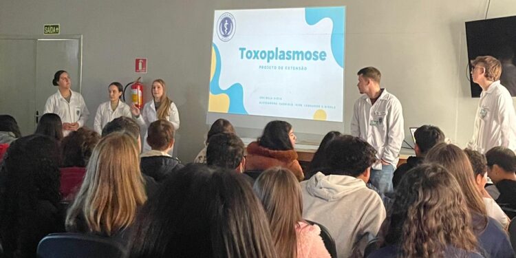 Curso de Medicina da URI leva orientações à comunidade sobre influenza e toxoplasmose