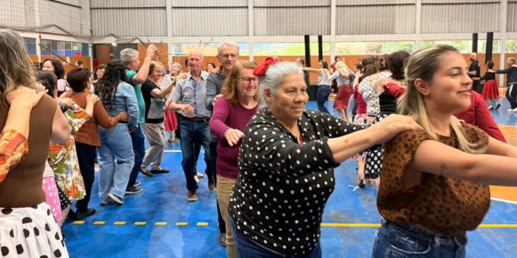 Erechim promove baile em comemoração ao Mês do Idoso
