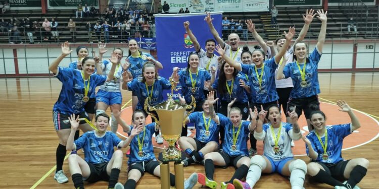 Taça Erechim de Futsal 2026: Vetera/Pirados é campeão do Veterano e LP Erechim do Feminino