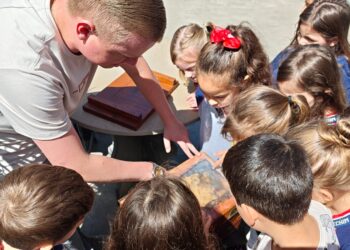 Crianças da Escola Estevam Carraro exploram o mundo das abelhas em atividade prática