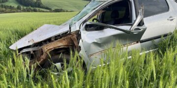 Jovem morre após carro sair da pista e capotar várias vezes na ERS 475, em Estação