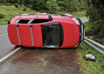 Veículo capota na RS-480 entre Erechim e Barão de Cotegipe