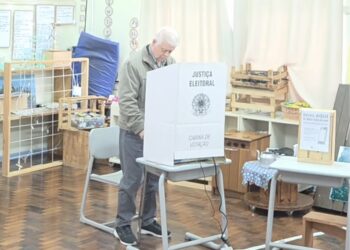 Eleições em Erechim: votação ocorre de forma tranquila no Colégio Marista Medianeira  Local de votação registra movimentação calma na manhã deste domingo, sem filas significativas ou incidentes até o momento.  A manhã deste domingo é marcada pela tranquilidade no Colégio Marista Medianeira, um dos locais de votação de Erechim. O movimento de eleitores ocorre de maneira organizada, sem registro de filas significativas ou transtornos durante as primeiras horas de votação.  De acordo com as informações apuradas no local, até o momento não houve registro de incidentes ou necessidade de substituição de urnas eletrônicas, garantindo o andamento normal do processo eleitoral.  O Colégio Marista Medianeira conta com nove seções eleitorais e aproximadamente 3 mil eleitores aptos a votar.  A movimentação tranquila proporciona aos eleitores um processo de votação ágil, sem longos períodos de espera.  A cobertura das eleições segue ao longo deste domingo, acompanhando a movimentação nos principais locais de votação de Erechim e trazendo atualizações sobre o andamento do pleito no município.
