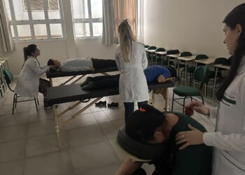 Curso de Fisioterapia da URI promove ações alusivas ao Outubro Rosa no Hospital Santa Terezinha