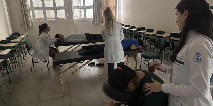 Curso de Fisioterapia da URI promove ações alusivas ao Outubro Rosa no Hospital Santa Terezinha