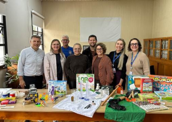 Senac Erechim realiza entrega de materiais e apresenta oficinas de contraturno escolar em Getúlio Vargas