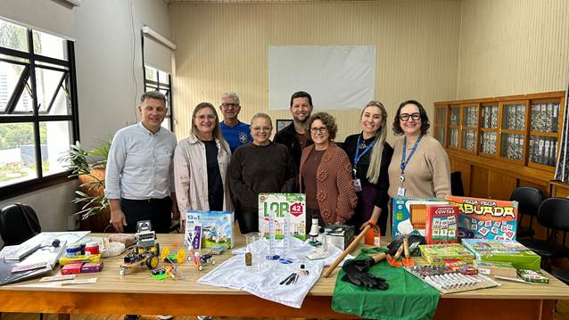 Senac Erechim realiza entrega de materiais e apresenta oficinas de contraturno escolar em Getúlio Vargas