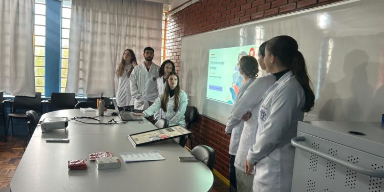 UBS Estevam Carraro e estudantes de Medicina da URI promovem palestra sobre prevenção da gravidez na adolescência e das ISTs