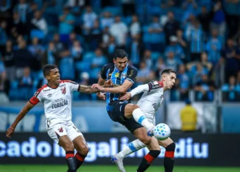 Em casa, Grêmio vence o Athletico-PR por 2 a 0 e sai da zona de rebaixamento