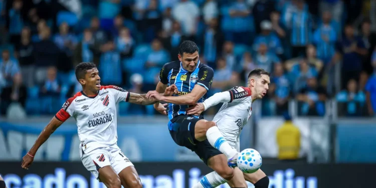 Em casa, Grêmio vence o Athletico-PR por 2 a 0 e sai da zona de rebaixamento