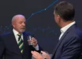 Flávio Bolsonaro e Lula são orientados a mudar postura no último debate