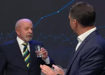 Flávio Bolsonaro e Lula são orientados a mudar postura no último debate