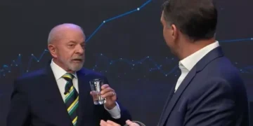 Flávio Bolsonaro e Lula são orientados a mudar postura no último debate
