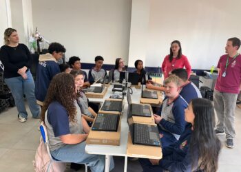 Escola Caras Pintadas recebe equipamentos para ampliar atividades do projeto Conecta Maker em Erechim